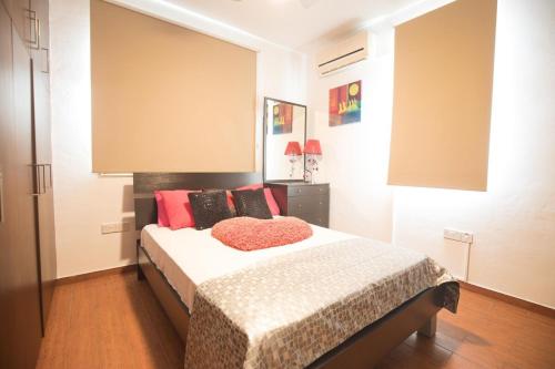 普罗塔拉斯Villa "La Dolce Vita" 3 Bedrooms with pool的一间卧室配有带粉色和黑色枕头的床