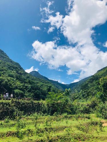 凯格勒Ceylon Guest的享有山谷的背景山景。