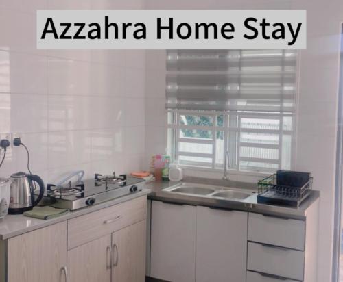 居林Az-zahra Home Stay Kulim Hi-Tech的厨房与aania民宿在厨房的图片上写着