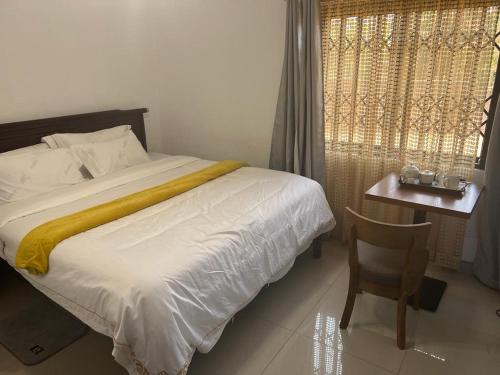 布兰太尔PGD Homes & Lodges的卧室配有床、椅子和窗户。