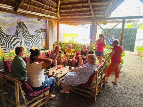 阿鲁沙Safari villa的一群人玩着墙上的斑马游戏