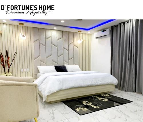 阿沙巴D Fortunes Home的一间卧室,卧室内配有一张大床