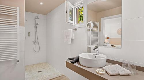 莫哈卡尔Boutique Hotel Cortijo El Sarmiento的白色的浴室设有水槽和淋浴。