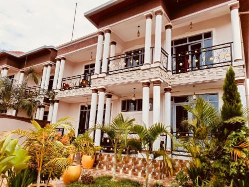 基加利Kigali Peace vill的带阳台的大型白色房屋