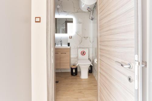 塞萨洛尼基Aristotelous Plaza View Studio的浴室配有白色卫生间和盥洗盆。