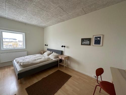 伊卢利萨特Modern seaview vacation house, Ilulissat的一间卧室设有一张床和一个窗口