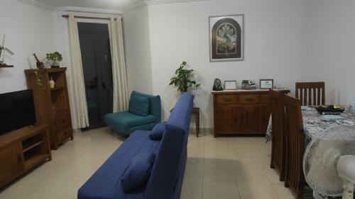 戈梅拉岛圣塞瓦斯蒂安JS crecer的客厅配有蓝色的沙发和椅子
