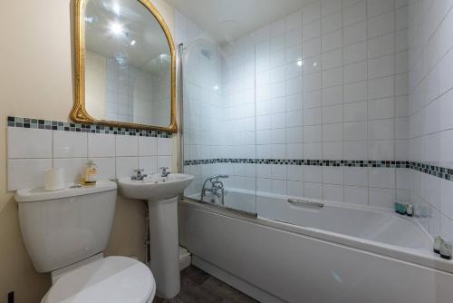 希夫纳尔Pass the Keys Modern Ground Floor Apartment的浴室配有卫生间、盥洗盆和浴缸。