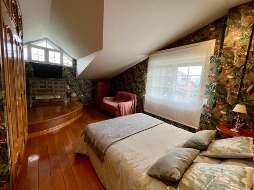 苏安塞斯VILLA OSTRERA的一间卧室设有一张大床和一个窗户。