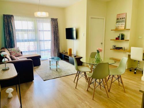 约翰内斯堡2 Bedroom 2 Bathroom Apartment in Sandton的客厅配有沙发和桌子