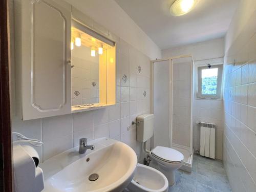 卡波利韦里Mandel Club的白色的浴室设有水槽和卫生间。
