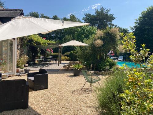 Soudan玛摩尔住宿加早餐旅馆的一个带椅子和遮阳伞的庭院和一个游泳池