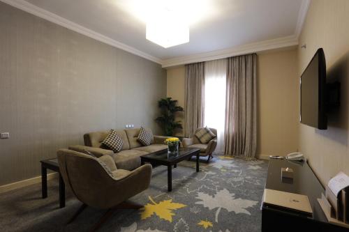 吉达Warwick Hotel Jeddah的客厅配有沙发和桌子