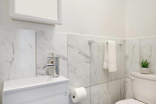 纽约153-5A Charming 2BR LES W D的白色的浴室设有卫生间和水槽。
