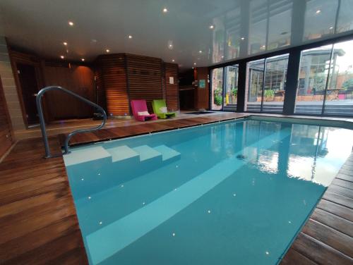 翁弗勒尔克洛弗勒里葡萄园 - Spa酒店的大楼内的大型游泳池
