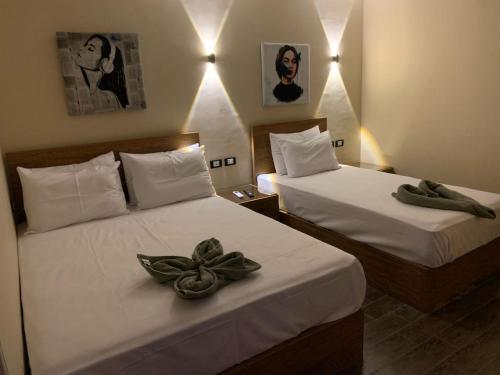 开罗Heaven Hostel的两张位于酒店客房的床,配有毛巾