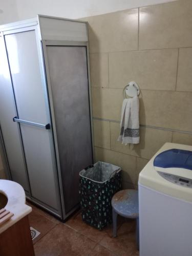 蒙得维的亚Casa Bruniel的带淋浴、卫生间和盥洗盆的浴室