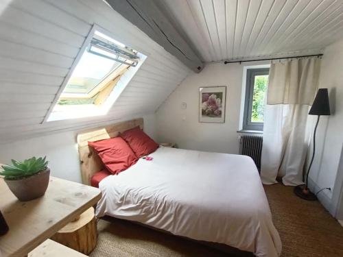 勒奥瓦尔德Charmant meublé classé 3 étoiles dans ferme du XIXe restaurée的一间卧室设有一张大床和一个窗户。