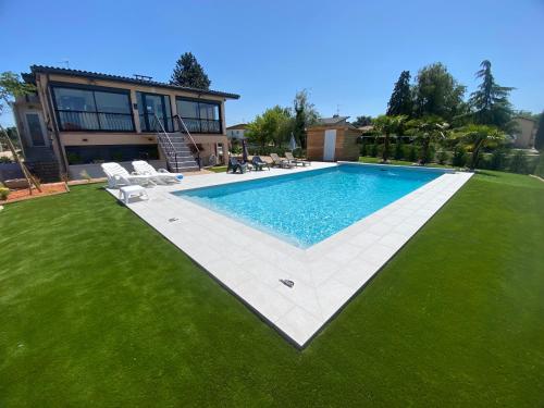 GriègesStudio chez l'habitant avec piscine commune的一座房子的院子内的游泳池