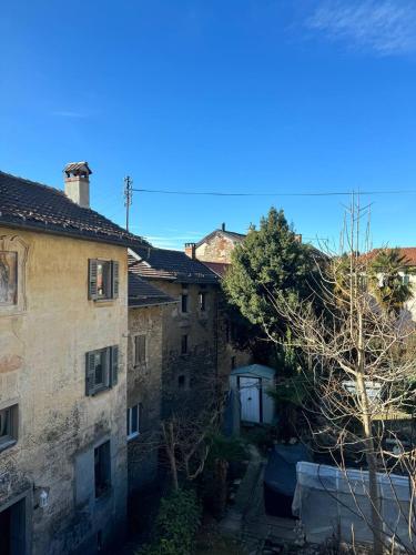 AstanoIl borgo di Astano的两栋建筑之间小巷的景色