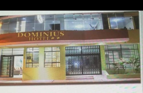 OlmosDominius Hotel的上面有多米尼酒店标志的建筑