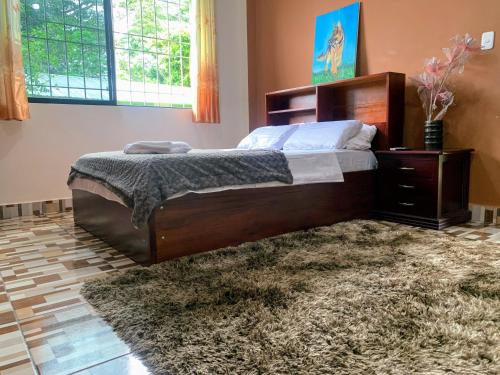 弗朗西斯科德奥雷利亚纳港Hostería Chambira的一间卧室配有一张大床和地毯。