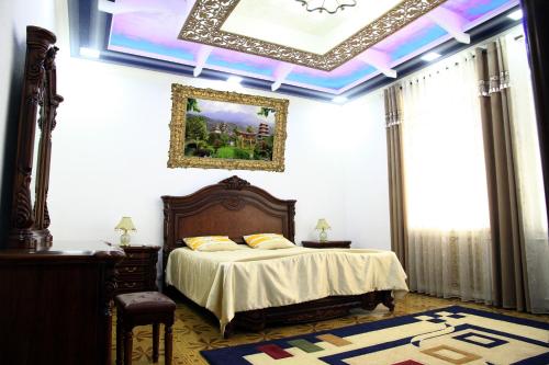 杜尚别Yellow Hostel Dushanbe的一间卧室设有一张床和格子天花板