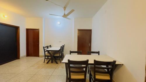 达卡Chittagong Hotel & Apartment Service的一间带桌椅的用餐室