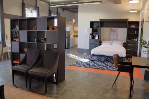 哈利法克斯Suite #B, Industrial Styling, AC的卧室配有一张床、一张桌子和椅子