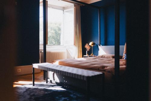 索洛图恩IN2 BnB的一间卧室设有一张床和一个窗口