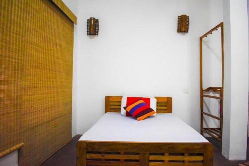 基图尔格勒Extream Adventures of Sri Lanka的一间设有床铺和镜子的房间