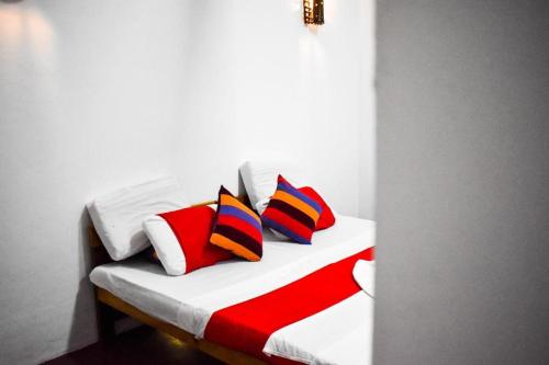 基图尔格勒Extream Adventures of Sri Lanka的一张带四个枕头的白色床