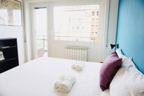 罗马Appartamento vista San Pietro的卧室配有白色床和毛巾