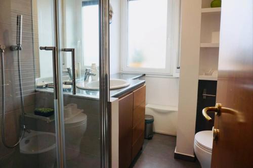 罗马Appartamento vista San Pietro的浴室配有卫生间、盥洗盆和淋浴。