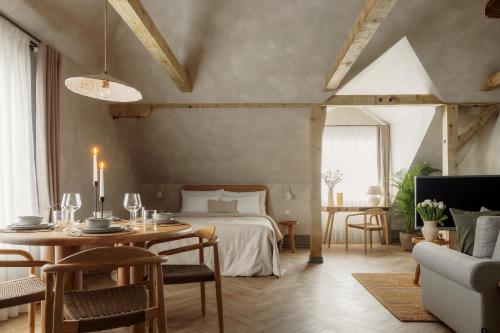 采西斯Spīdalas nams的客厅配有床和桌椅