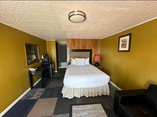 奥马克尼古拉斯汽车旅馆的酒店客房,配有床和沙发