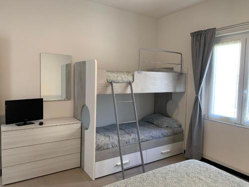 PonteranicaVILLA BOEL Bergamo的一间卧室配有双层床和电视