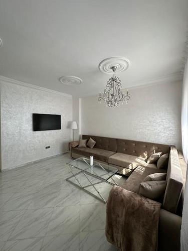 胡塞马Al Hoceima Mini Villa的带沙发和吊灯的客厅