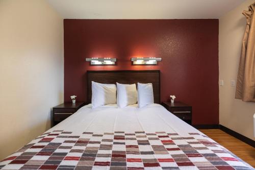 萨克拉门托Sacramento Inn & Suites的酒店客房,配有一张带 ⁇ 床罩的床
