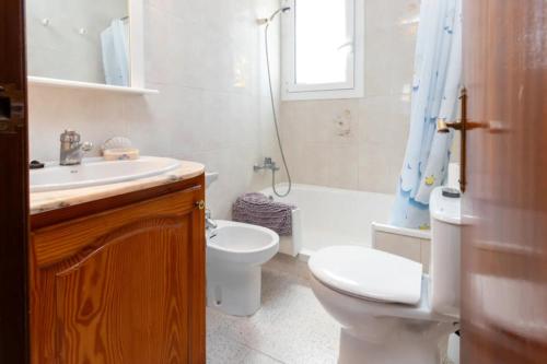 萨卡罗Apartamento en S agaró zona tranquila的白色的浴室设有卫生间和水槽。