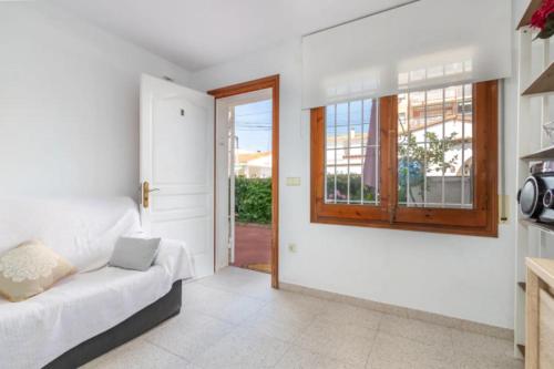 萨卡罗Apartamento en S agaró zona tranquila的白色的客房设有床和窗户。