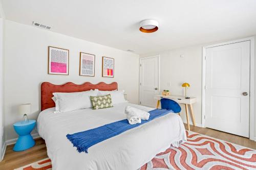 奥兰多Fire Pit + Grill + 2MI to DT Orlando的一间卧室配有一张大白色床和蓝色毯子