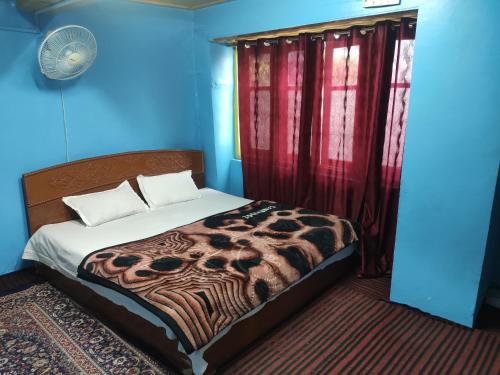 DurgjanLake Boulevard Guest House的一间卧室配有带斑马图案的被子的床