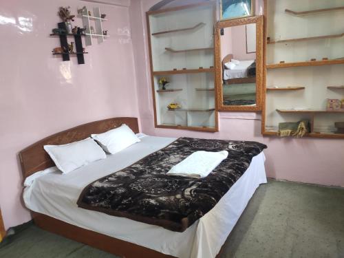 DurgjanLake Boulevard Guest House的一间卧室配有一张带镜子的大床