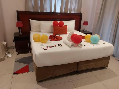 卡萨内Top Stay Inn的房间里的一张带气球的床