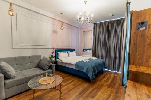 第比利斯Trinity Hotel的客厅配有床和沙发