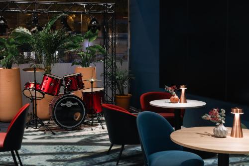 巴塞罗那Hotel Indigo Barcelona Plaza Espana, an IHG Hotel的配有桌椅、鼓和植物的房间