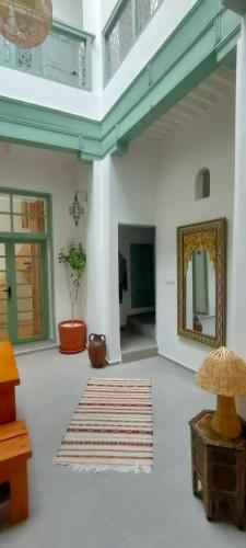 非斯La Maison des Amis的客厅配有镜子和地毯