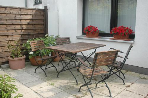 科隆科隆公寓酒店的种有盆栽植物的庭院里的桌椅
