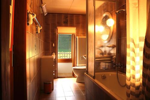 AsuelAu Cheval Blanc的一间带水槽和卫生间的浴室以及窗户。